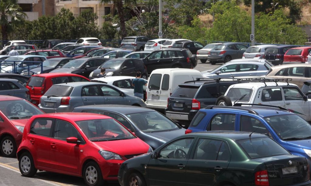 «Έρχονται» 20.000 θέσεις «έξυπνης» στάθμευσης σε 20 δήμους – Πλατφόρμα θα ενημερώνει πού υπάρχουν κενές θέσεις