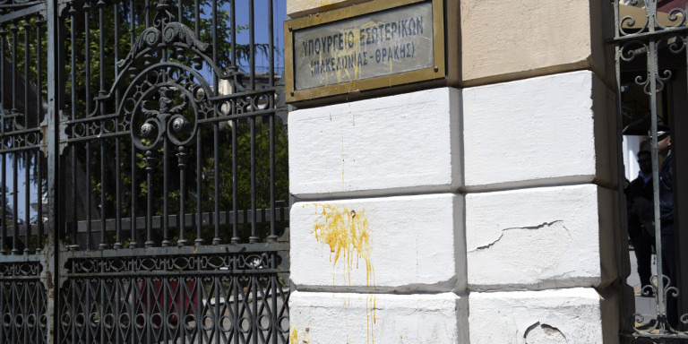 Μαθητές πέταξαν αυγά στο υπ. Μακεδονίας-Θράκης – Διαμαρτυρία για το νομοσχέδιο Γαβρόγλου (φώτο)