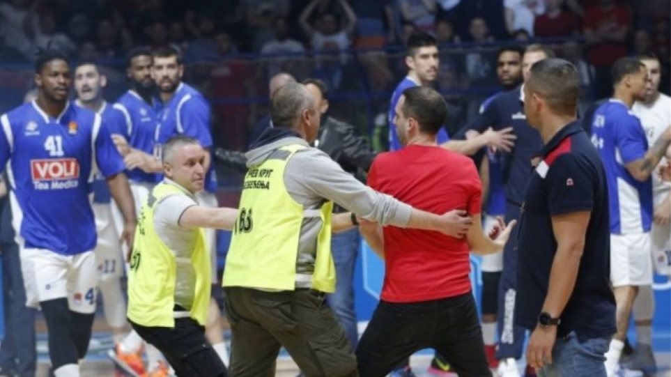 «Κόλαση» ο τελικός της Αδριατικής: Οπαδοί του Ερυθρού Αστέρα επιτέθηκαν σε παίκτες της Μπούντουτσνοστ (βίντεο)