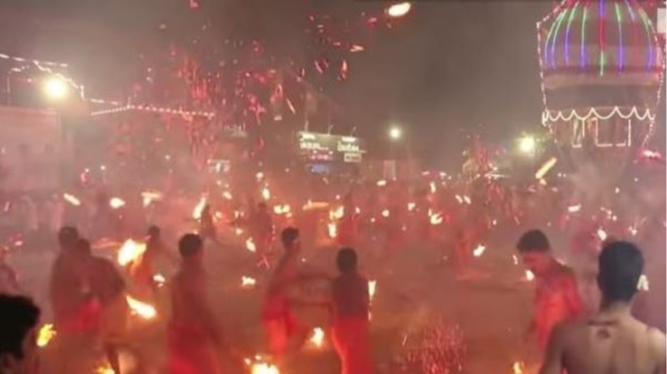 Το πύρινο έθιμο με τους πυρσούς για τη Θεά Durga στην Ινδία (βίντεο)