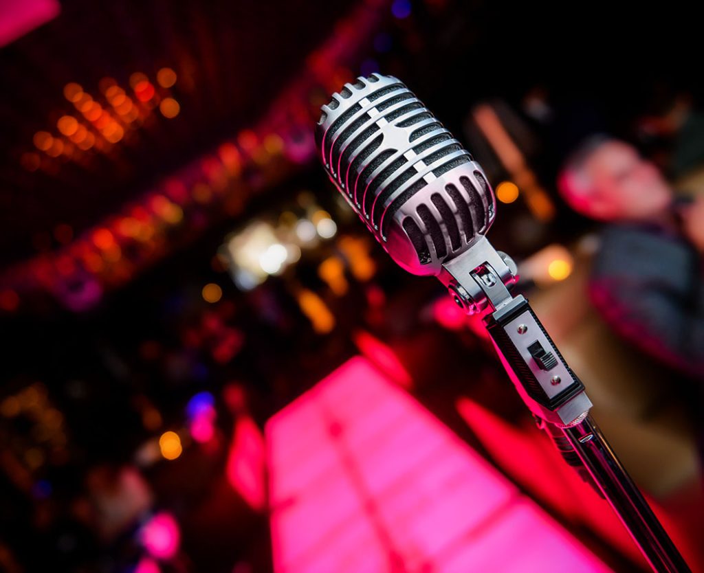 Για τα μάτια μιας πιτσιρίκας «καίγεται» να «ξεφορτωθεί» την γυναίκα του πασίγνωστος τραγουδιστής