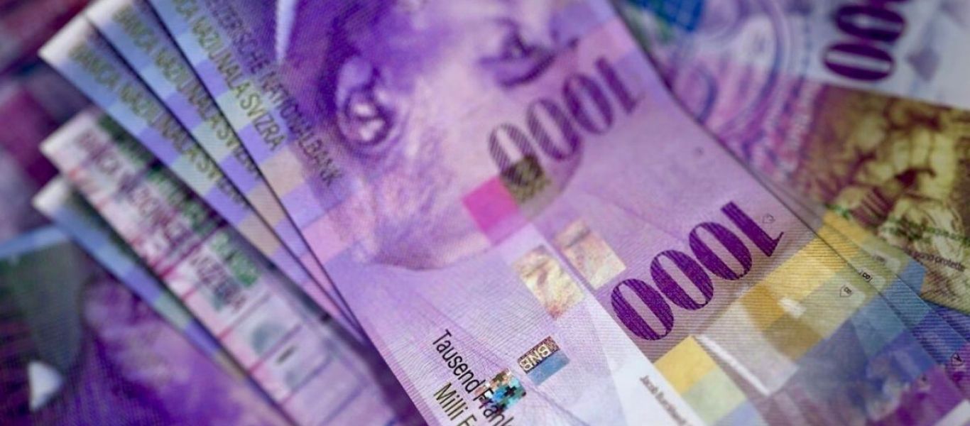 Οι Ελβετοί εξέδωσαν νέο χαρτονόμισμα με μοβ χρώμα που αντιστοιχεί σε 880 ευρώ