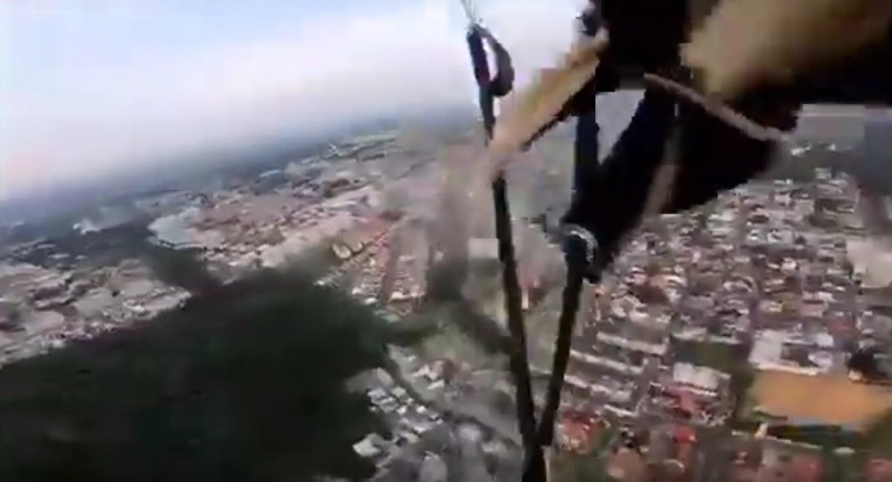 Βίντεο: Δυνατός αέρας παρασύρει αλεξιπτωτιστή και τον τσακίζει επάνω σε τοίχο σπιτιού