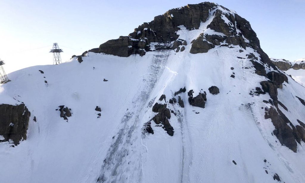 Δείτε την τρομακτική στιγμή που χιονοστιβάδα «εξαφανίζει» σκιέρ (βίντεο)