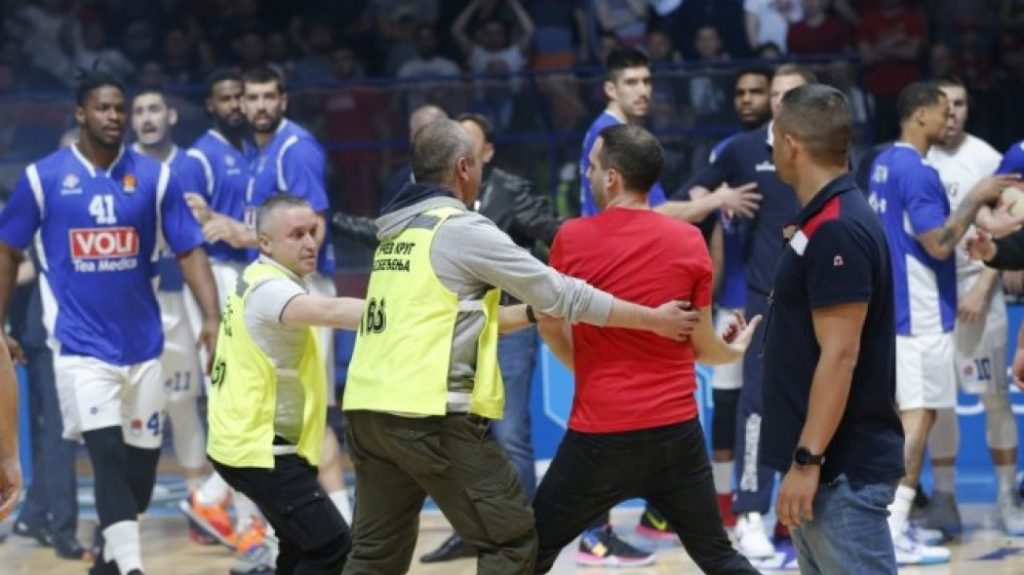 «Χαμός» στην Αδριατική Λίγκα: επίθεση οπαδών του Ερυθρού Αστέρα σε παίκτες της Μπουντούτσνοστ!