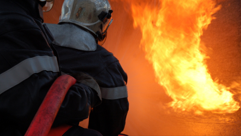 Σώθηκαν τα ανάκτορα στις Βερσαλλίες – Η φωτιά τέθηκε υπό έλεγχο (upd, βίντεο, φωτό)