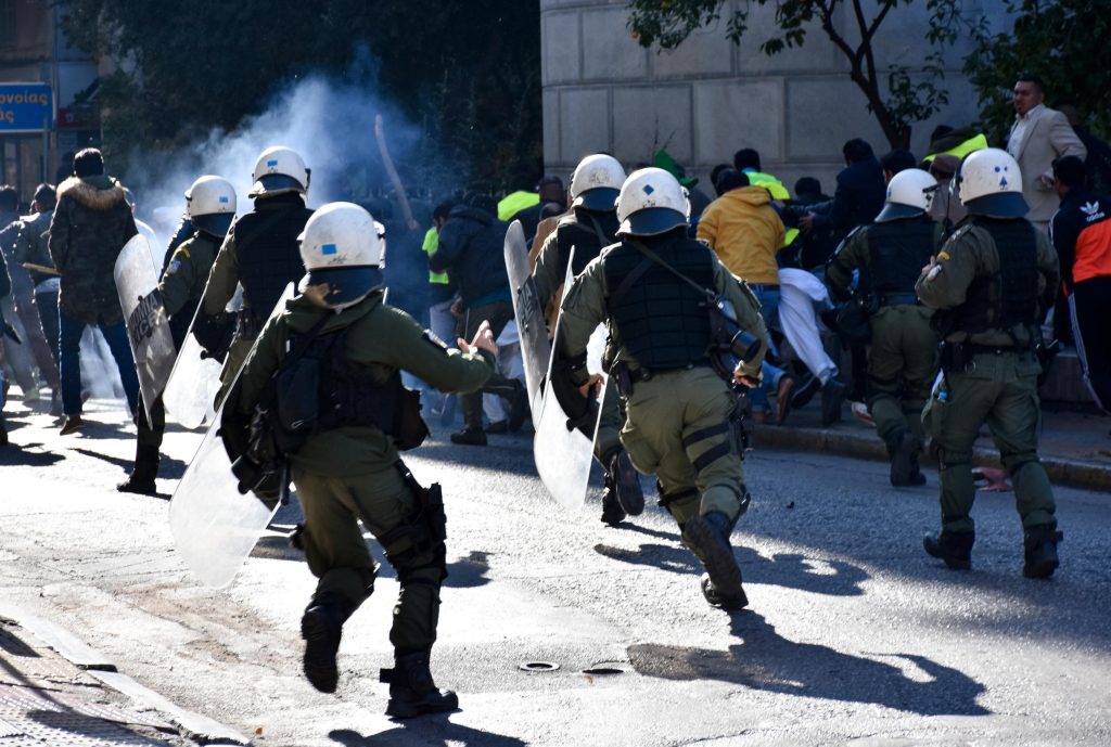 Η στιγμής της συμπλοκής οπαδών της ΑΕΚ και του Ολυμπιακού στην Εθνική οδό (βίντεο)