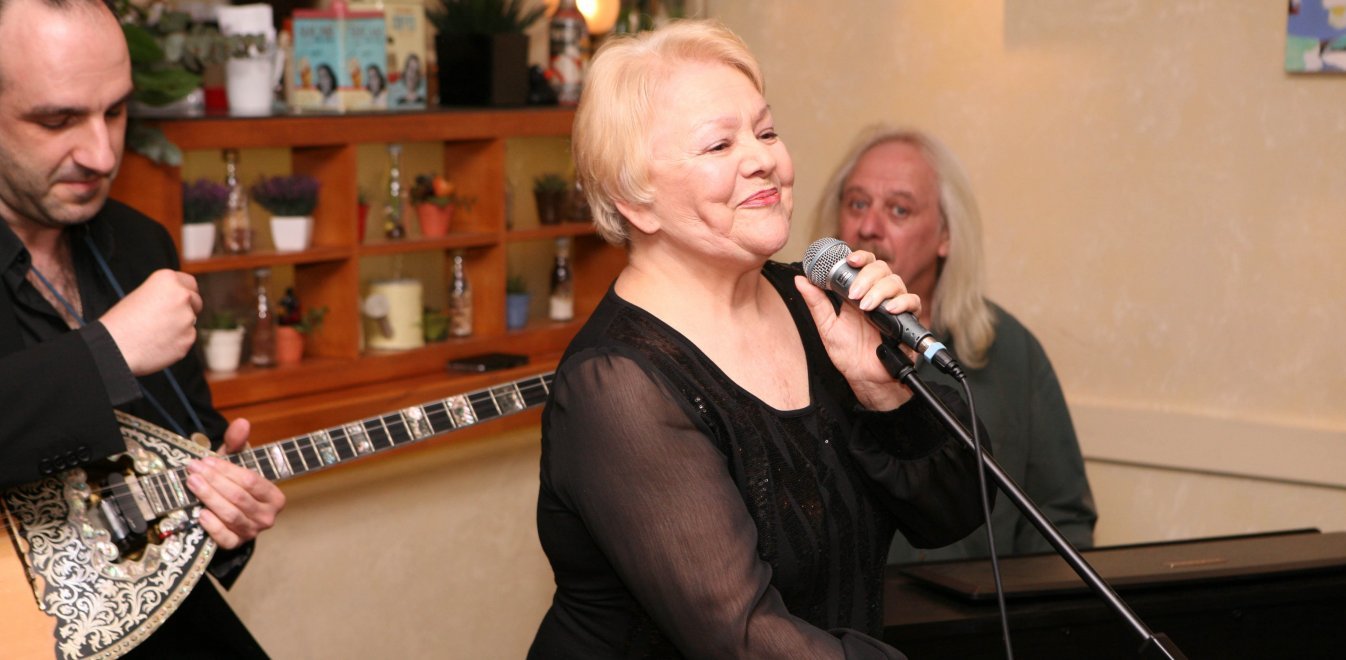 Η Μαίρη Λίντα ξεσηκώνει με το τραγούδι της και το Γηροκομείο Αθηνών
