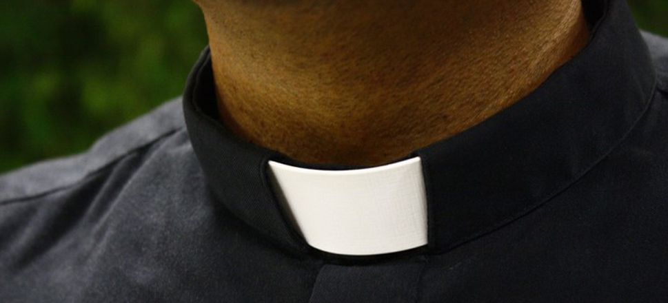 Πρωτότυπος τρόπος για εξορκισμό δαιμόνων – Πάστορας φιλάει στο στόμα γυναίκα μπροστά στους πιστούς (βίντεο)