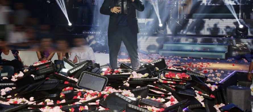 Γνωστός τραγουδιστής «έφαγε πιρούνι» στην πίστα την ώρα που τραγουδούσε! (φώτο-βίντεο)