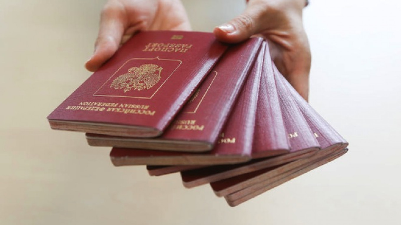 Η Ρωσία δίνει διαβατήρια στους κατοίκους της ανατολικής Ουκρανίας
