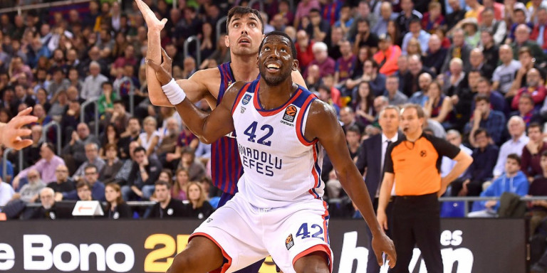 Euroleague: Η Εφές διέλυσε την Μπαρτσελόνα στην Ισπανία, διπλό της ΤΣΣΚΑ Μόσχας στη Βιτόρια