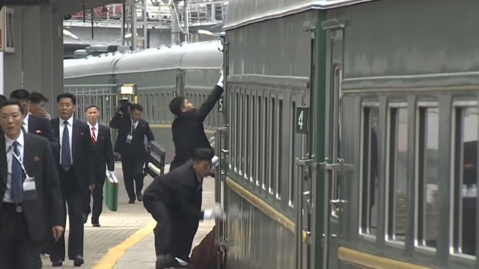 Οι σωματοφύλακες του Κιμ Γιονγκ Ουν «γυάλιζαν» το τρένο του την ώρα που έφτανε στη Ρωσία (βίντεο)