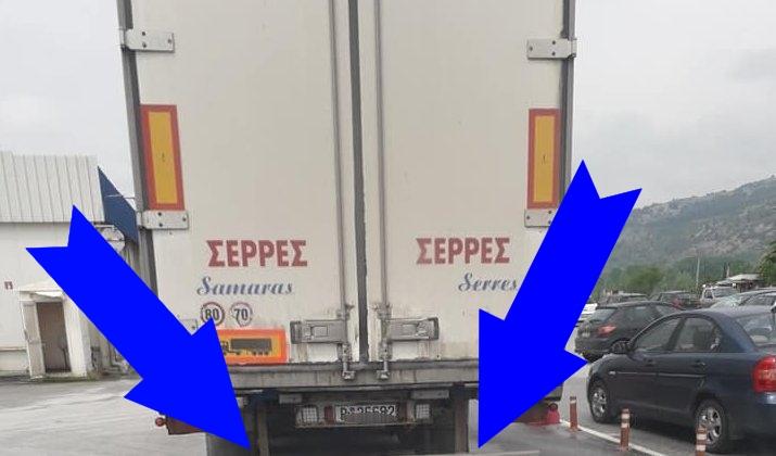 Νταλικέρης έβαλε αυτό το σύνθημα κάτω από τις πινακίδες και όλοι οι οδηγοί του δίνουν συγχαρητήρια (φώτο)