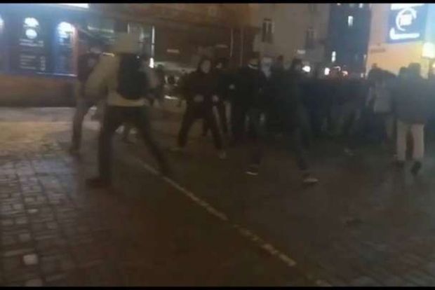 Η στιγμή της συμπλοκής οπαδών στην Εθνική Οδό