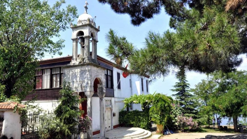 Oι Τούρκοι συρρέουν κατά χιλιάδες στον Άγιο Γεώργιο τον Κουδουνά: «Κάνει θαύματα & για εμάς τους αλλόθρησκους» (βίντεο)