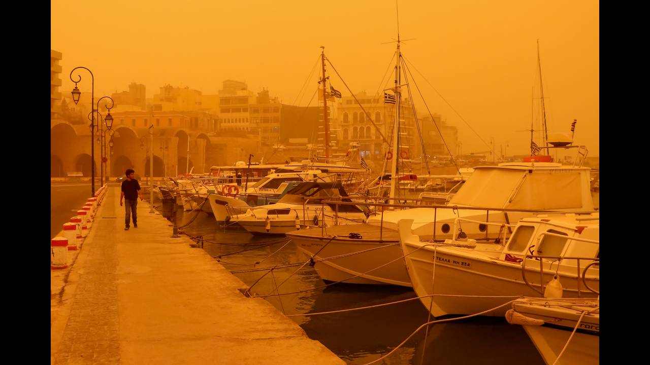 Η αφρικανική σκόνη «πνίγει» την Ελλάδα – Δείτε πως έχει «καλύψει» όλη τη χώρα (φώτο-βίντεο)