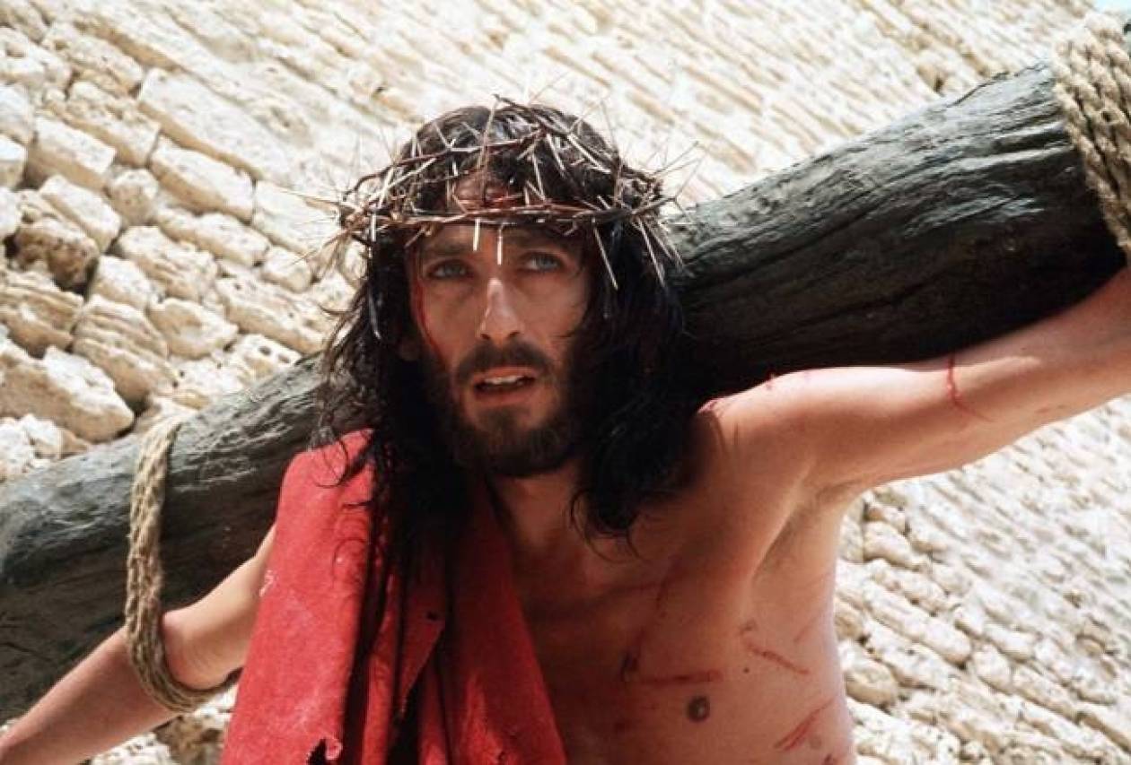 «Ο Ιησούς από τη Ναζαρέτ»: Δείτε τον πρωταγωνιστή να πίνει και να καπνίζει πάνω στον Σταυρό (φωτο)
