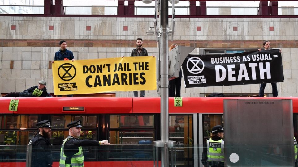 Λονδίνο: Οικολόγοι ακτιβιστές απέκλεισαν το Χρηματιστήριο και έχουν σκαρφαλώσει σε τρένο στο Κάναρι Γουόρφ