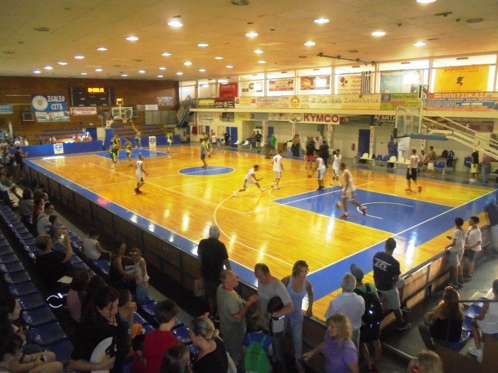 «Χαμός» στον τελικό κυπέλλου ΕΣΚΑ: Φίλαθλος έκλεψε το κύπελλο πριν την απονομή (βίντεο)