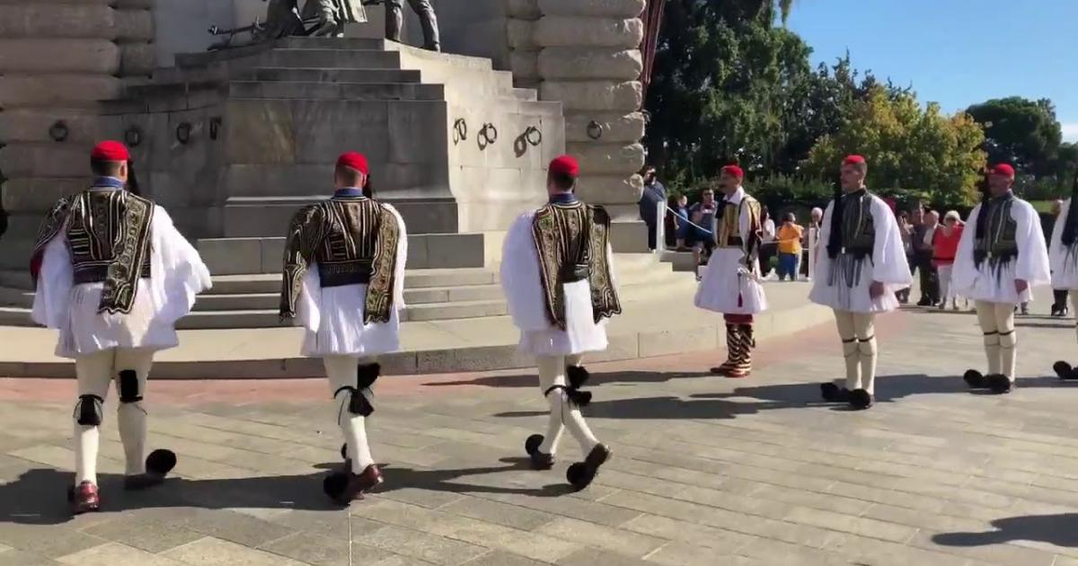 Ρίγη συγκίνησης και υπερηφάνειας – Εντυπωσιακή η παρέλαση των Ευζώνων στην Αδελαΐδα (βίντεο)