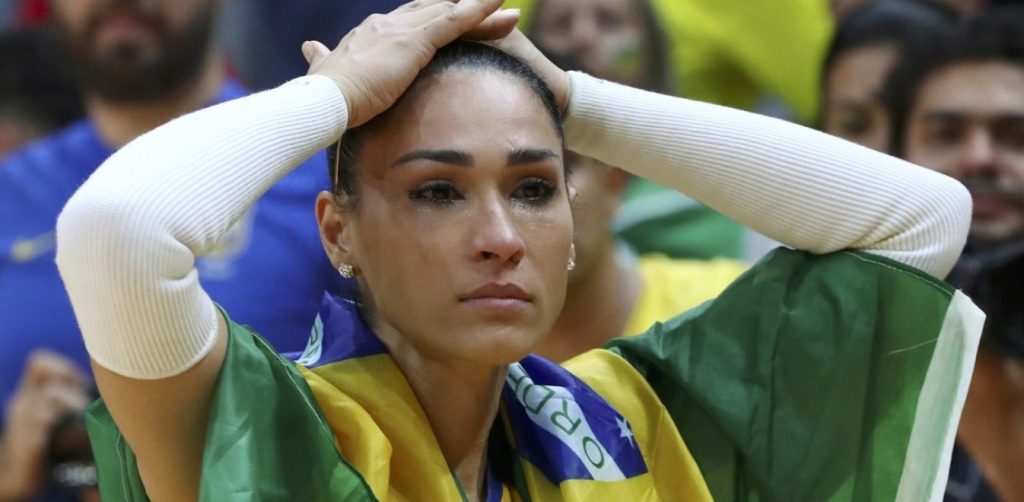 Δείτε τη στιγμή που χρυσή Ολυμπιονίκης δίνει συνέντευξη σε ζωντανή σύνδεση και ξαφνικά… σωριάζεται στο έδαφος (βίντεο)