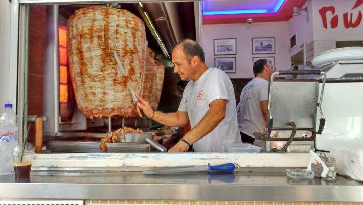 Δεν μπορείς να φας πάνω από ένα: Το μεγαλύτερο πιτόγυρο στην Ελλάδα το φτιάχνουν τα καρντάσια