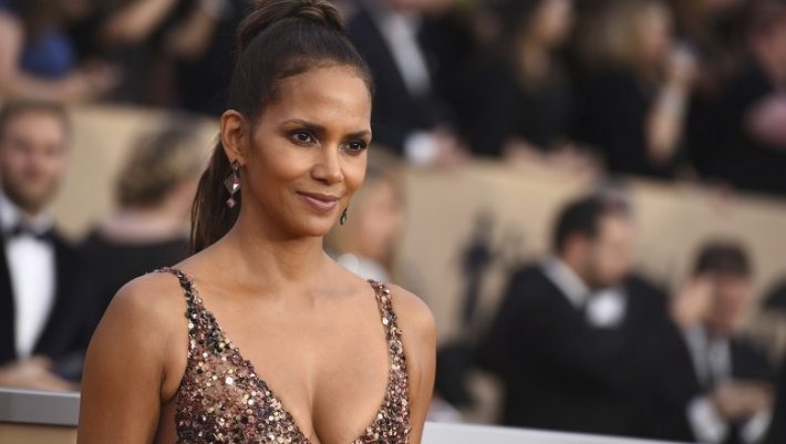 Η Χάλι Μπέρι «ξαναχτυπά»: Γυμνή στη μπανιέρα της