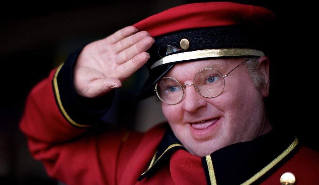 Η θλιβερή και άθλια μυστική ζωή του Μπένι Χιλ-Το πραγματικό του πρόσωπο πίσω από τη μάσκα του μεγάλου κωμικού