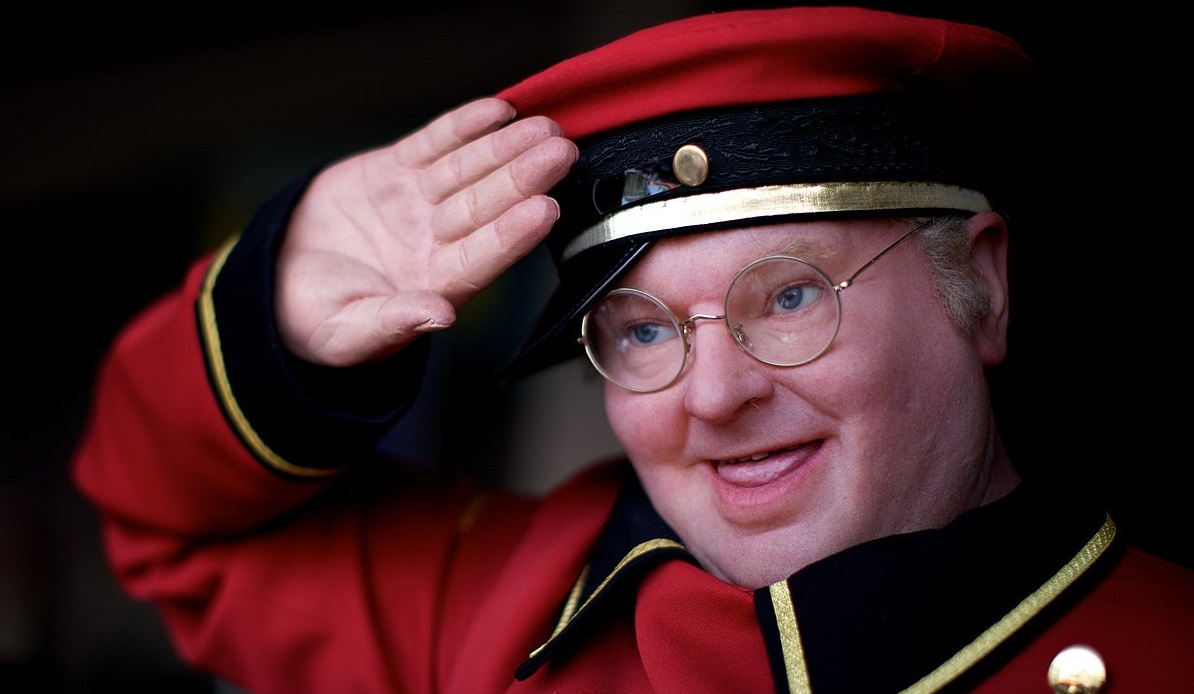 Η θλιβερή και άθλια μυστική ζωή του Μπένι Χιλ-Το πραγματικό του πρόσωπο πίσω από τη μάσκα του μεγάλου κωμικού