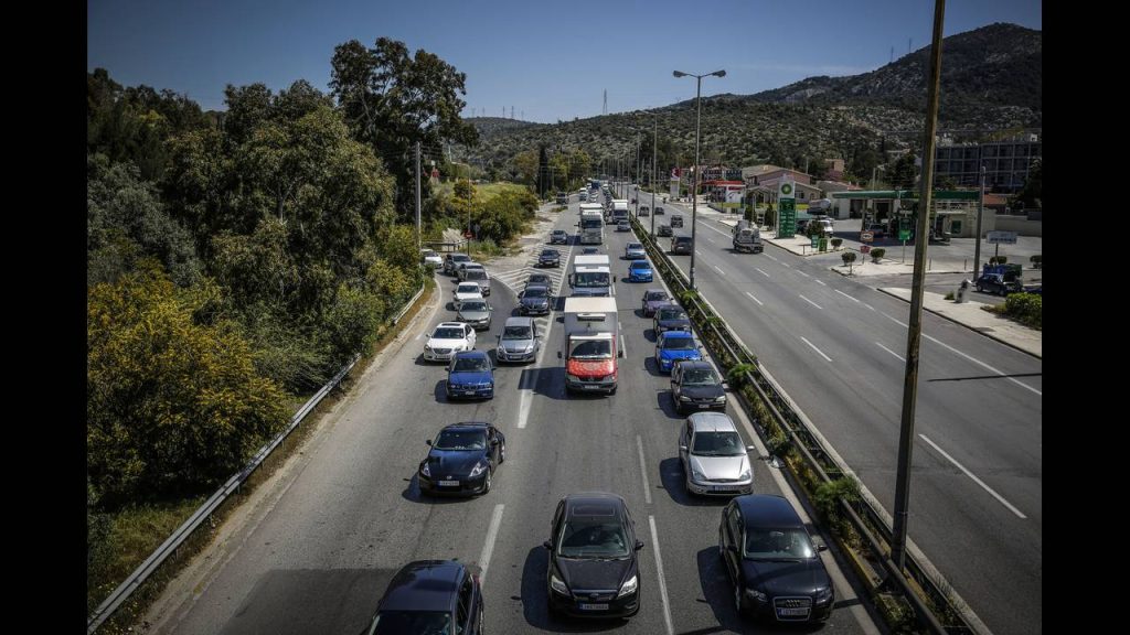 Σε πλήρη εξέλιξη η έξοδος των εκδρομέων – Αδειάζει η Αθήνα λόγω Πάσχα (βίντεο-φωτο)