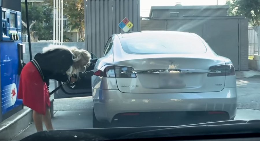 Γυναίκα προσπαθεί να βάλει βενζίνη… στο ηλεκτρικό της αυτοκίνητο! (φώτο-βίντεο)