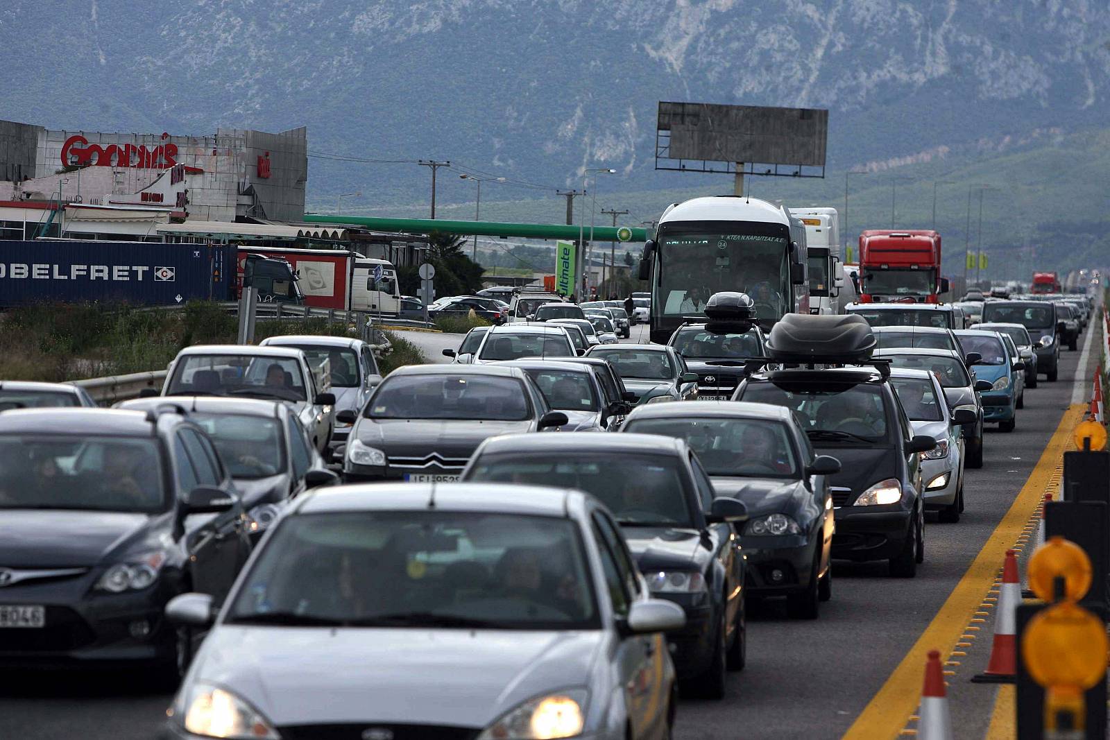 Από την Αθήνα έφυγαν χθες 133.592 αυτοκίνητα!