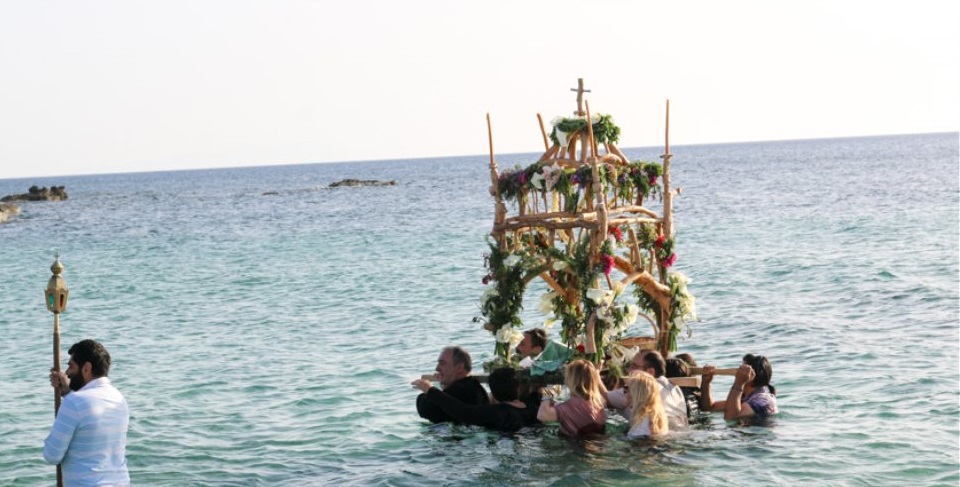 Ξεχωριστή περιφορά Επιταφίου στο Καστράκι Νάξου – Μέσα στη θάλασσα (φώτο-βίντεο)