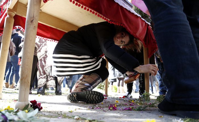 Έχετε αναρωτηθεί γιατί περνάμε κάτω από τον Επιτάφιο, μετά την περιφορά Του