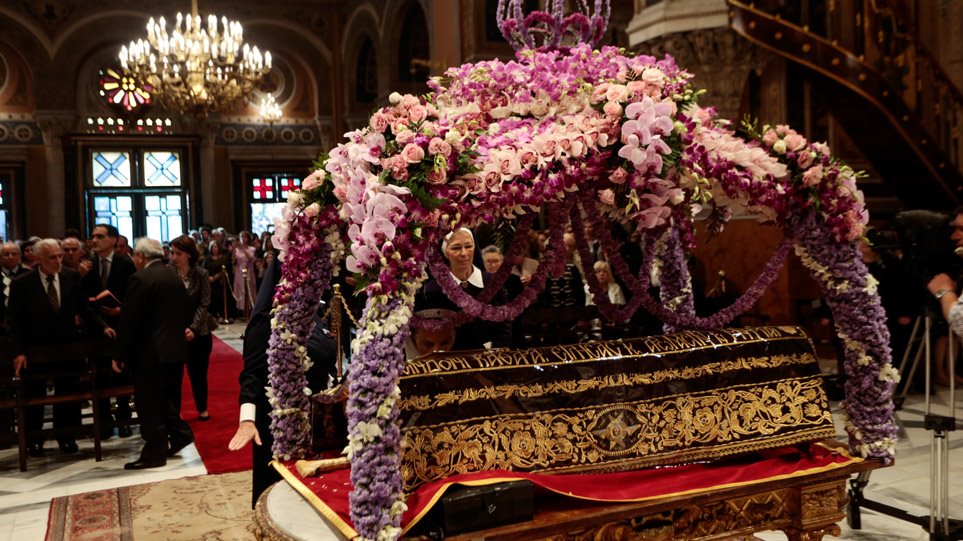 Εικόνες βαθιάς κατάνυξης από ολόκληρη τη χώρα – Η αποκαθήλωση, οι επιτάφιοι & η περιφορά