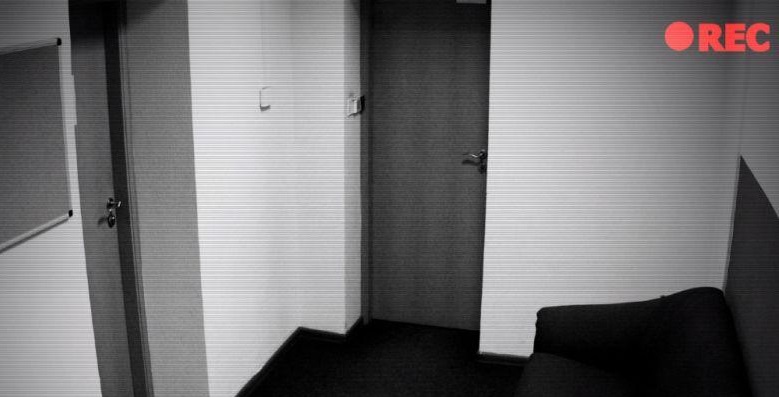 Κρυφές κάμερες σε ξενοδοχεία και Airbnb – Πώς να προστατευτείτε από τη νέα μάστιγα