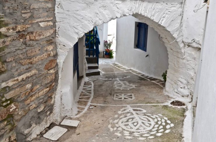 Γιατί όταν πλησιάζει το Πάσχα ασβεστώνουμε τις αυλές – Πώς η Φρειδερίκη το «πούλησε» στην Ευρώπη