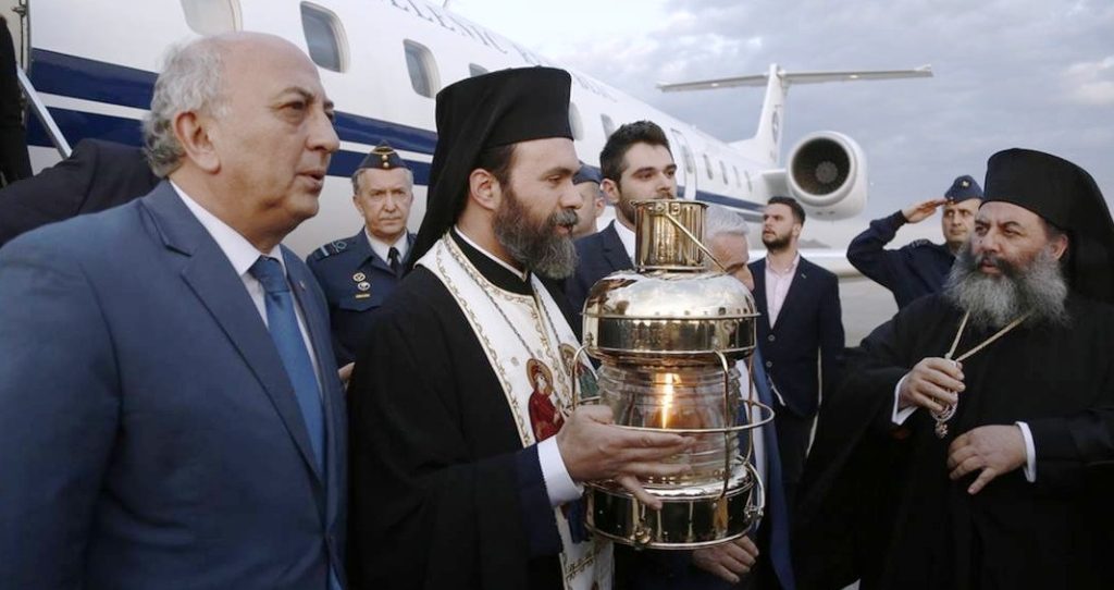 Αιφνιδιαστική απόφαση υποβάθμισης της υποδοχής του Αγίου Φωτός: Στην 112ΠΜ «εξόρισαν» το αεροσκάφος που το μεταφέρει!