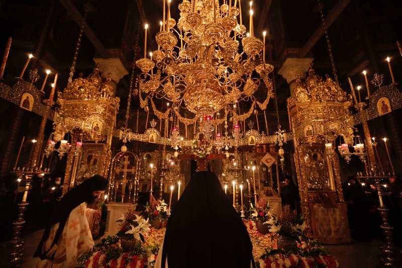 Σε κλίμα κατάνυξης η Ακολουθία του Επιταφίου στην Ι.Μ. Ξενοφώντος Αγίου Ορους (φωτο)