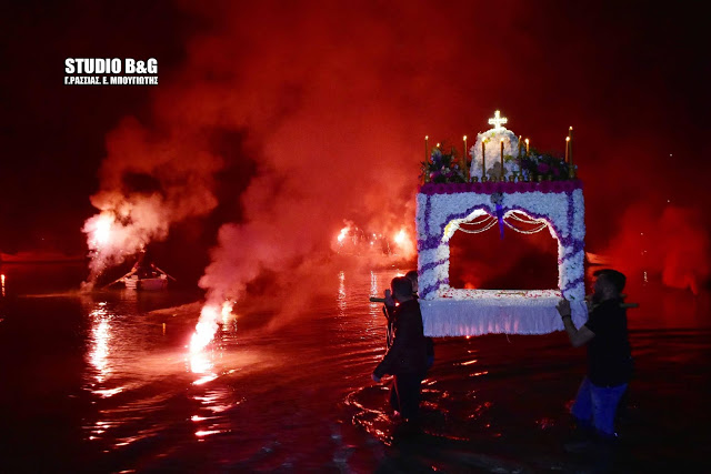 Δείτε την περιφορά του  Επιτάφιου στο Τολό Αργολίδας (βίντεο-φωτο)
