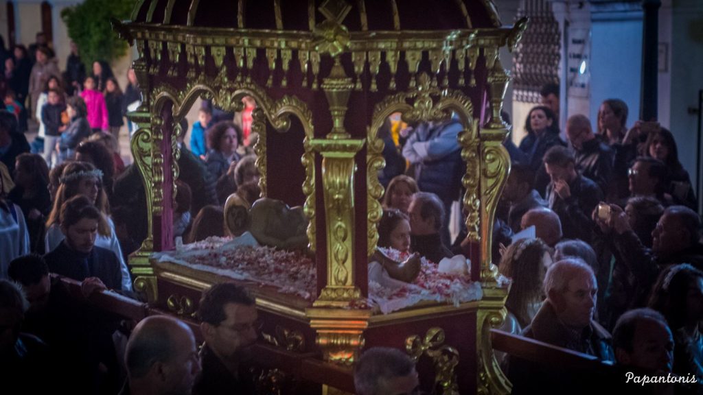 Η εντυπωσιακή περιφορά Επιταφίου στη Ζάκυνθο – Στις 4 τα ξημερώματα (βίντεο)