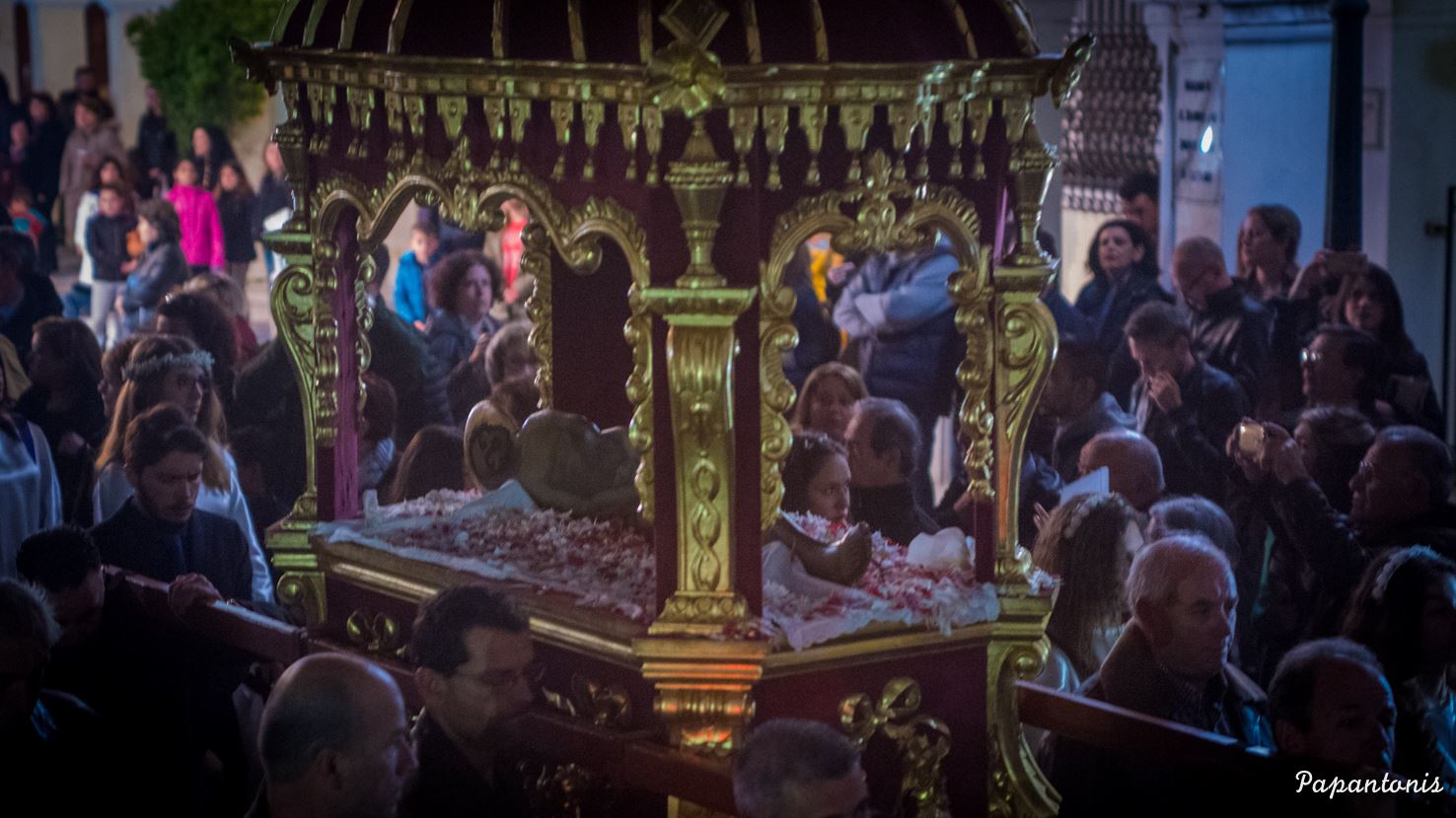 Η εντυπωσιακή περιφορά Επιταφίου στη Ζάκυνθο – Στις 4 τα ξημερώματα (βίντεο)