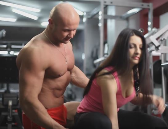 Ουκρανία: Δείτε πως «προπονεί» τις γυναίκες ένας γυμναστής