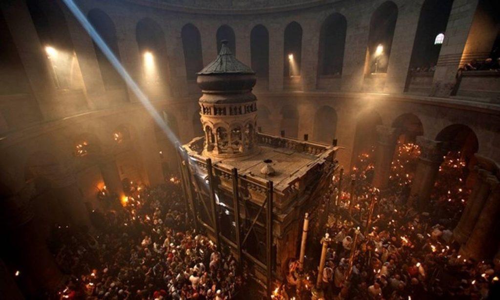 Δείτε τη στιγμή της Αφής του Αγίου Φωτός την ώρα που χιλιάδες πιστοί περιμένουν το θαύμα (βίντεο)