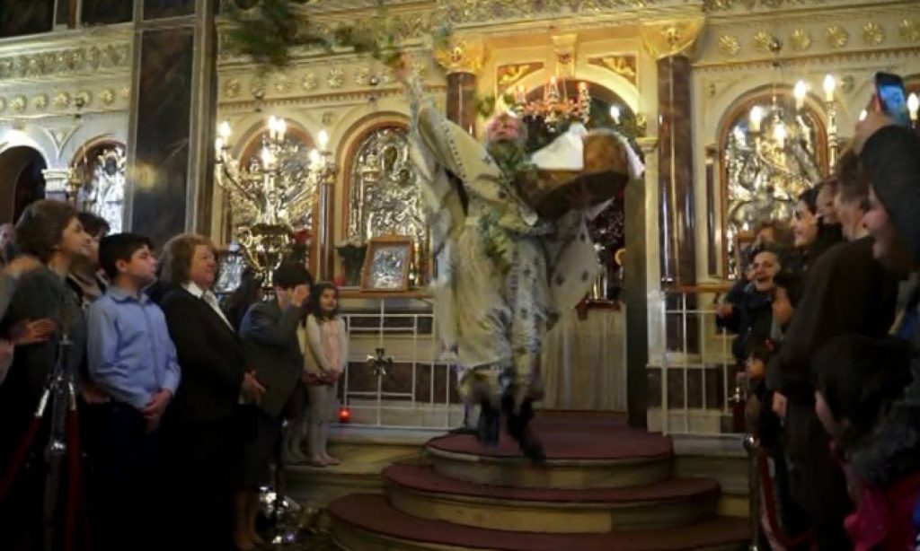 Δείτε την πρώτη Ανάσταση στη Χίο με τον «ιπτάμενο» ιερέα (βίντεο)