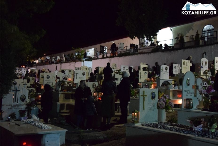 Το ξεχωριστό έθιμο της Ανάστασης στα νεκροταφεία της Κοζάνης (βίντεο, φωτό)