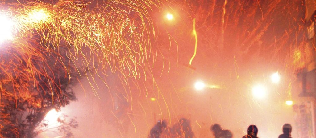 Κύπρος: Θύμισε εμπόλεμη ζώνη η Λευκωσία από τις «λαμπρατζιές» (φωτο)