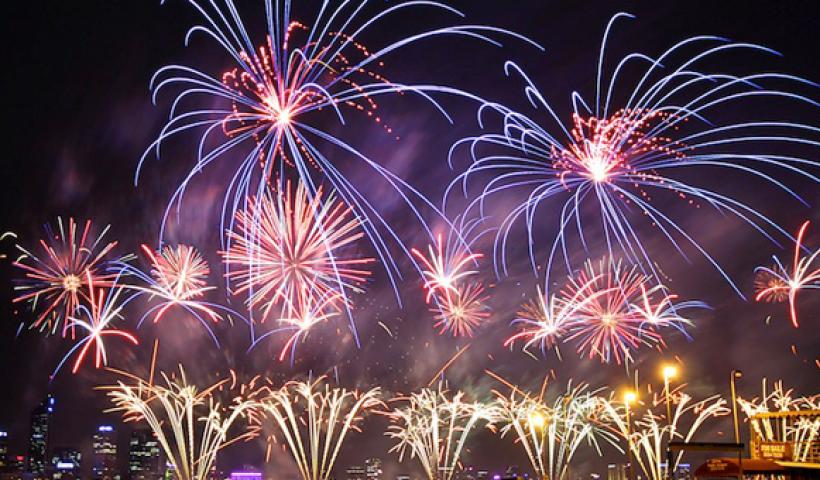 «Εκρηκτική» η Ανάσταση σε Νέο Κόσμο & Ελληνικό – Το γιόρτασαν με «βροχή» μολότοφ – Δείτε βίντεο, φωτό