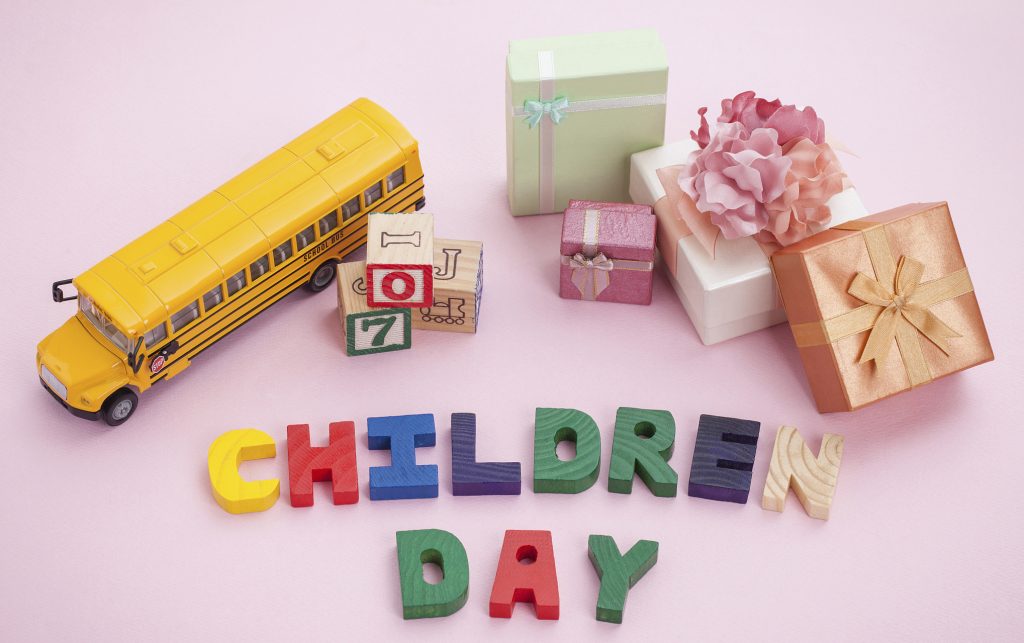 Σαγκάη: «Η ημέρα των παιδιών» –   Μοιράζουν δώρα  σε άπορα παιδιά